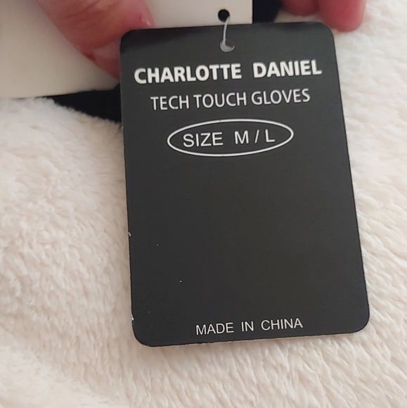 NWT Charlotte Daniel black tech touch gloves M/L - Picture 3 of 7